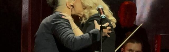 PRVO POJAVLJIVANJE VERICE ŠERIFOVIĆ NAKON SMRTI MUŽA! Crveni tepih ispunio SAM VRH ESTRADE, o potezu Goce Šaulić svi bruje! (VIDEO)