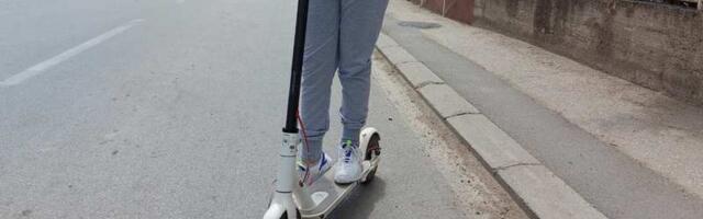 Apel roditeljima i školama da povedu računa o deci koja koriste električne trotinete