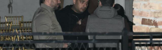 PRVI SNIMAK DARKA LAZIĆA NAKON GUBITKA BRATA: Pevač skrhan od tuge u crnoj odeći... (FOTO/VIDEO)