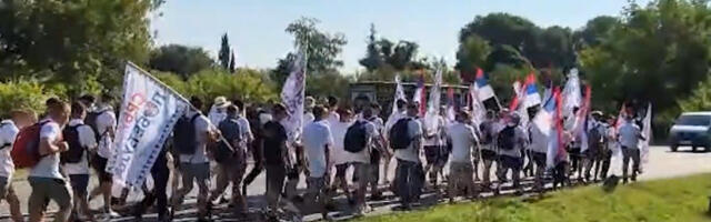 Грађани кренули из Новог Сада пешке на скуп у Београду: на улицама се вијори „Србија побеђује”
