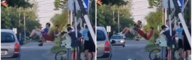 Šok snimak iz Ovče: Deca izleću pred automobile u pokretu (VIDEO)