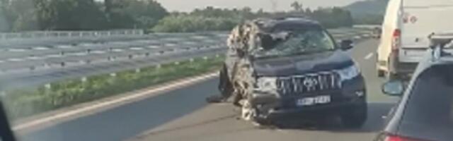 Težak udes kod Obrenovca: Vozilo smrskano (VIDEO)
