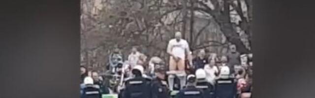 EVO JE SVA KULTURA DEMONSTRANATA U BEOGRADU I BUDUĆNOST KOJU NAM NUDE! Blokader pokazao polni organ - JEL TO ŽALjENjE ZA ŽRTVAMA U NOVOM SADU