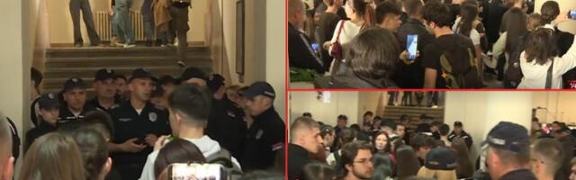Policija u Prvoj kragujevačkoj gimnaziji: Maturanti i okupljeni ušli u hol