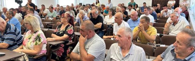 U Gornjem Milanovcu uručeno prvih 100 ugovora za  podsticaje u poljoprivredi