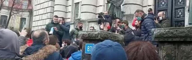 ŽURKA SE NASTAVLJA: Botunjani blokirali put ka AERODROMU! Čekaju samo jednog čoveka