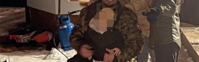 Darko Lazić u dvorištu kuće okreće prase na ražnju! Posle dužeg vremena pozirao sa decom, zajedno čekaju Božić