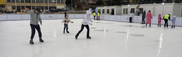 Opština Čajetina obezbedila alternativne aktivnosti za đake tokom radova na grejanju – časovi fizičkog vaspitanja na klizalištu