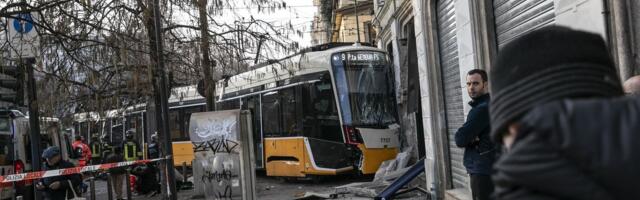 UZNEMIRUJUĆ SNIMAK STRAVIČNE NESREĆE! Tramvaj izleteo iz šina i uleteo u izlog, ima mrtvih i povređenih!