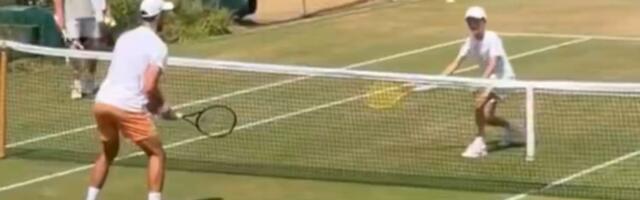Novak Đoković se za Janika Sinera sprema uz najveću podršku, sin Stefan već oduševio Engleze svojim tenisom