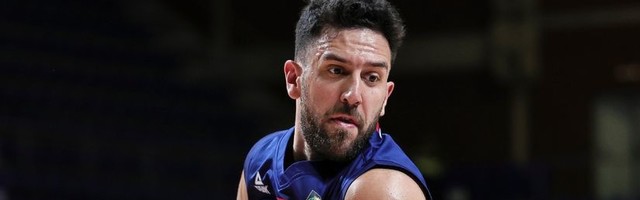 Zvanično, pa obrisano: Vasa Micić još tri godine u Efesu