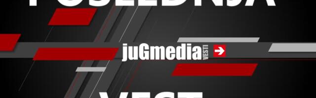 Ispred kafića sekirom i teslom udarali mladića po nogama, polomili mu automobil