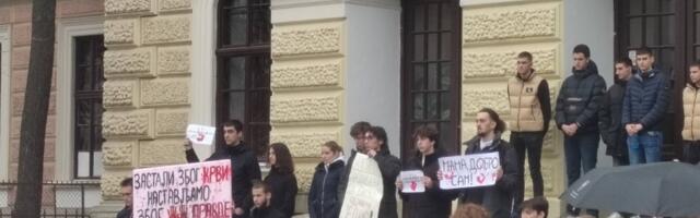 Prva kragujevačka gimnazija u blokadi, učenici odali počast nastradalima u padu nadstrešnice
