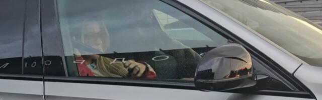 Paparaco: Folkerka se častila automobilom od 200.000 evra, a na sve to je voze drugi dok ona uživa!