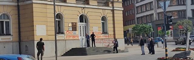Uhapšen muškarac koji je pisao grafite po Gradskoj kući (VIDEO)
