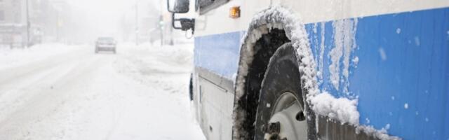 Autobusi puni đaka ostali zavejani na Divčibarama (FOTO)