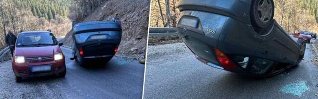 Proklizao, pa završio na krovu: Saobraćajna nezgoda na putu za Kamenu Goru (FOTO)