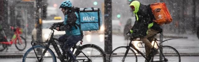 Izleću iz „mrtvog ugla“: Zašto dostavljači na biciklima često krše propise?