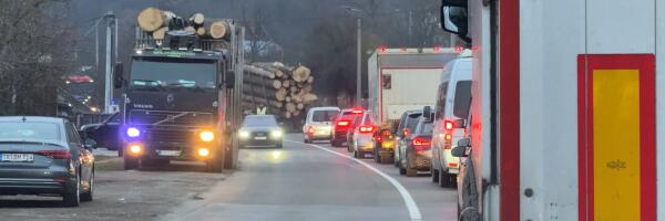 Raška: Povređena jedna osoba u sudaru s prikolicom koja se otkačila s kamiona