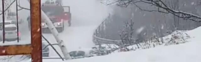 "Ne zna se da li je mećava ili dim!": Gori automobil na Zlatiboru, vatrogasci na terenu