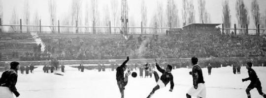 PRE 79 GODINA ODIGRAN JE PRVI VEČITI DERBI IZMEĐU ZVEZDE I PARTIZANA: Bilo je snega i golova! Interesantni su sastavi večitih rivala