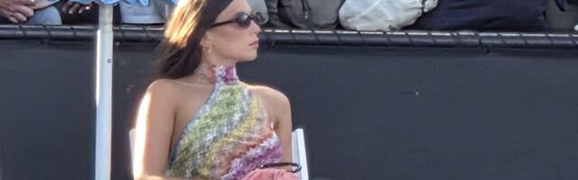 Lepotica o kojoj priča Melburn došla na Novakov trening i sela blizu njega: Zanosna brineta u vezi sa Srbinom /FOTO/