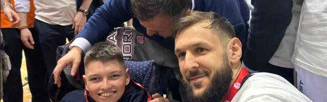Željko Drčelić i Džordan Nvora obradovali Zvezdine mališane i poklonili im zlatne medalje! /FOTO/