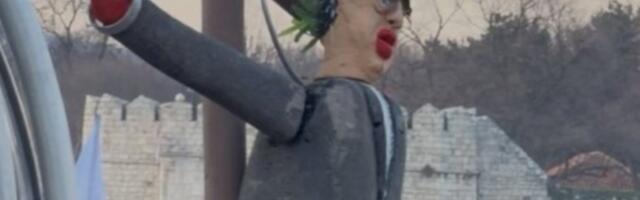 MORBIDNO! Blokaderi razapeli lutku sa Vučićevim likom na krst i napisili "novomučenik"! (FOTO, VIDEO)