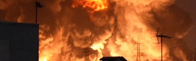 „Реке ватре“ на улицама Техерана, горе нафтна постројења