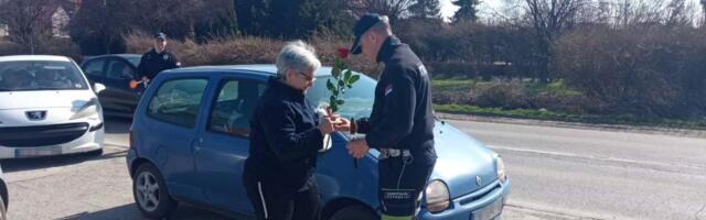 Pripadnici MUP-a širom Srbije iznenadili žene: Ruže i čokolade za 8. mart izmamile osmehe