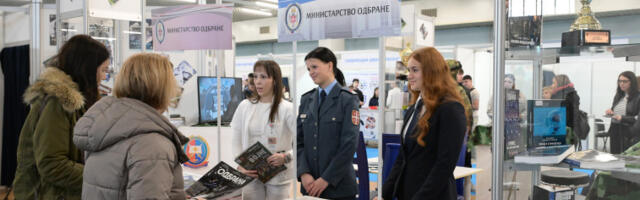 Војне школе привукле пажњу младих на „Путоказима“