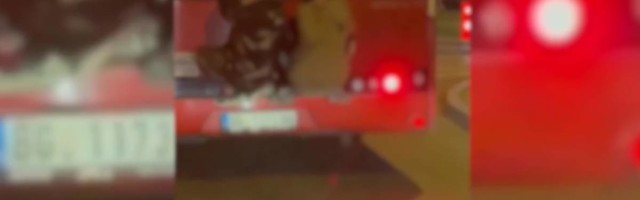 Svi dele jeziv snimak dečaka zakačenih za autobus na liniji 23 i ova opasna "igra" više ne sme da se ponovi