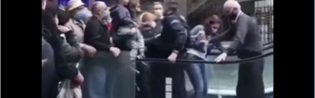 SRBI GAZILI PREKO OBEZBEĐENJA DA ZARADE 3.000: Haos u UŠĆU, KOMUNALNI POLICAJCI jedva zadržali MASU! (VIDEO)