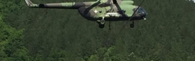 Dva helikoptera Vojske Srbije gase tinjajuću vatru u okolini “Slobode“