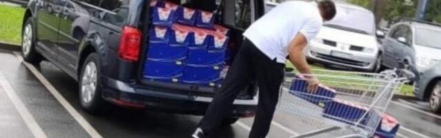 (Foto) “Aman, šta će ti”: Čovek preplavio gepek paketima mleka, a njega i više nego dovoljno