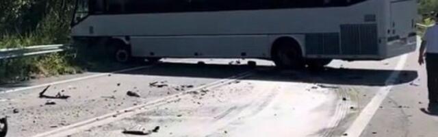 AUTOBUS SLETEO S MAGISTRALE! Policija blokirala sve puteve, hitna pomoć na terenu