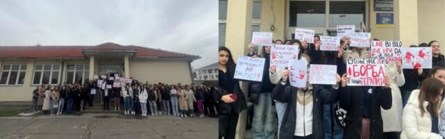 Medicinska ponovo odala počast ispred škole, uprava im skinula transparente sa vrata