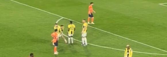 NE CVETAJU RUŽE U FENERBAHČEU: Dušan Tadić se sukobio sa saigračem! (VIDEO)