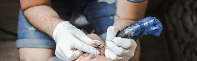 "Još rađaju majke Obiliće" Srbin istetovirao svinjokolj na ruci, objavom zapalio mreže, komentari su šou program!