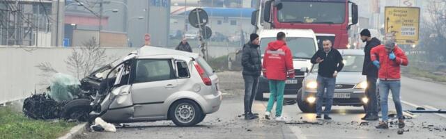 STARIJI ČOVEK POGINUO NA MESTU: Teška saobraćajna nesreća na Ibarskoj u Gornjem Milanovcu uzela jedan život, vozač kamiona povređen (FOTO)