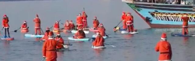 Deda Mrazovi na SUP daskama, veslaju po moru: Nije filmska scena (VIDEO)