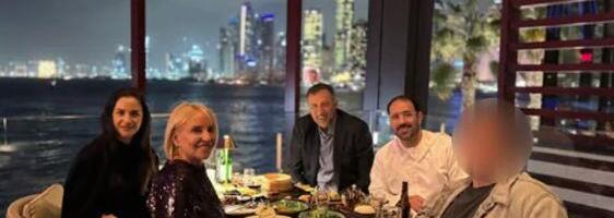 ANA I VLADE DIVAC NA VEČERI SA BOGATOM SRPKINJOM I NJENIM MUŽEM ŠEIKOM! Oko njih čist luksuz, a imali su šta i da slave  (FOTO)