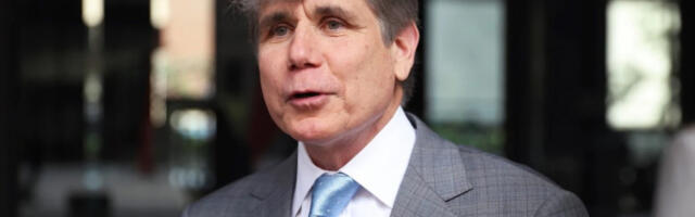 Бивши амерички гувернер: Исти центри моћи нападају Вучића у Србији и Трампа у Америци