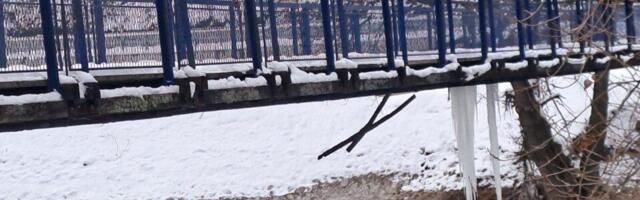 HITNO SAOPŠTENJE ZA GRAĐANE OVOG GRADA! Zatvoren viseći most: Postavljene fizičke prepreke, zabranjen i pešački prelazak, a evo i ZBOG ČEGA (FOTO)