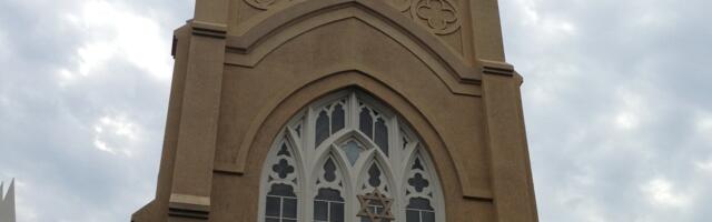 Zabio se automobilom u sinagogu u SAD, pa počeo da puca (VIDEO)