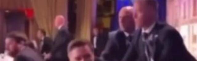 AGENTI ZABORAVILI NA TRAMPA? Šok snimak, umesto PREDSEDNIKA spašavaju NJEGA - ON SEDI KAO GLINENI GOLUB