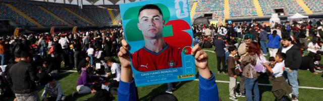 Terazijska česma na čileanski način: Reprezentacija im ne ide na Mundijal, a oni otvorili ceo stadion za menjažu sličica! /VIDEO/