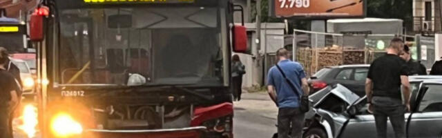 TEŠKA NESREĆA NA SMEDEREVSKOM PUTU! Sudarili se autobus i sutomobil! (FOTO)