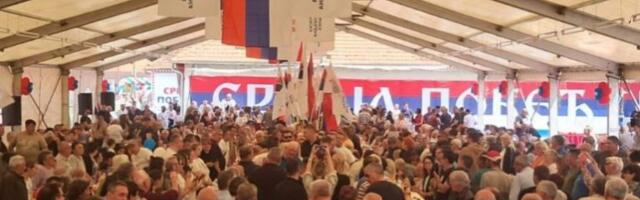 TRAŽI SE SLOBODNO MESTO, SVE JE KRCATO! Sjajna atmosfera u Raškoj pre početka skupa "SRBIJA POBEĐUJE"! (VIDEO)