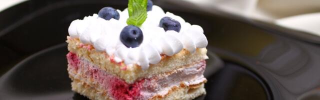 Kremaste kocke sa keksom i jagodama: Lako se prave, a brzo jedu